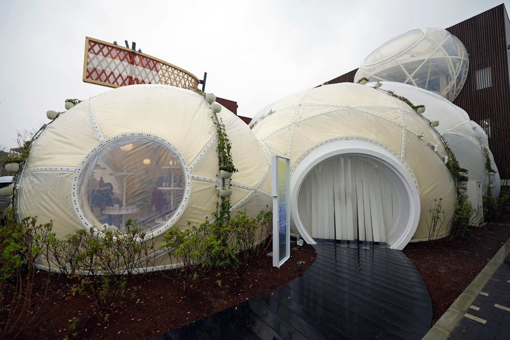 Gli spazi espositivi di forma sferica del padiglione elvetico.