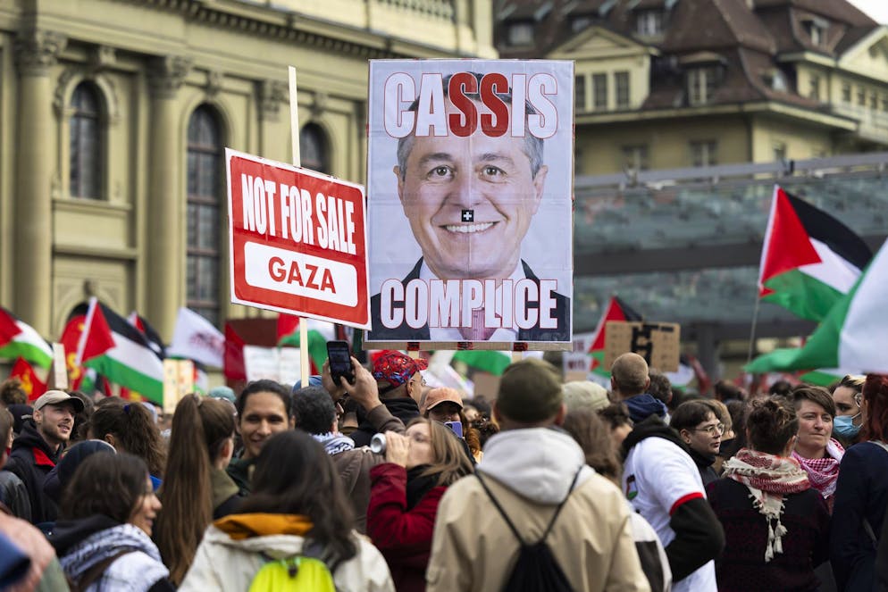 Berna proteste pro Palestina. Tra i personaggi presi di mira dai manifestanti c'era il consigliere federale Ignazio Cassis.