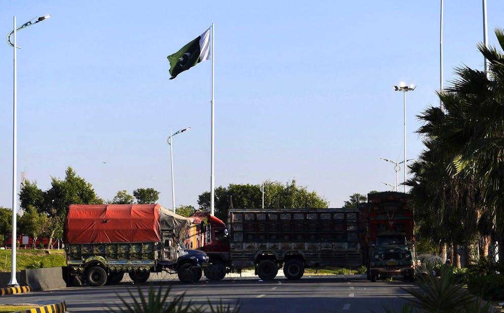 Des conteneurs ont été placés pour bloquer l’accès à une route menant à l’ambassade des États-Unis, dans le cadre de mesures de sécurité, après que le gouvernement pakistanais a interdit une manifestation prévue par le parti islamiste Tehrik-e-Labaik Pakistan (TLP) en solidarité avec Gaza, à Islamabad, le 11 octobre 2025.