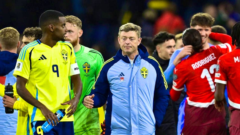 Coach Jon Dahl Tomasson and Alexander Isak are upset after the defeat against the national team.
