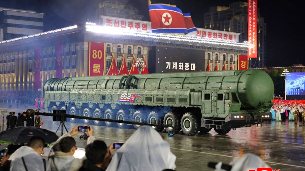 Dieses von der nordkoreanischen Regierung zur Verfügung gestellte Foto zeigt nach deren Angaben eine neue ballistische Interkontinentalrakete namens «Hwasong-20». Foto: KCNA via KNS/AP/dpa