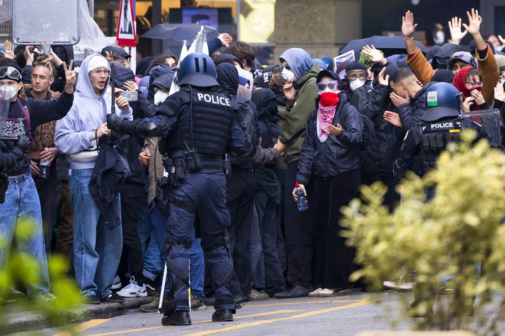 Berna proteste pro Palestina. Non sono mancati gli scontri con le forze dell'ordine, che hanno utilizzato gas lacrimogeni, proiettili di gomma e idranti.