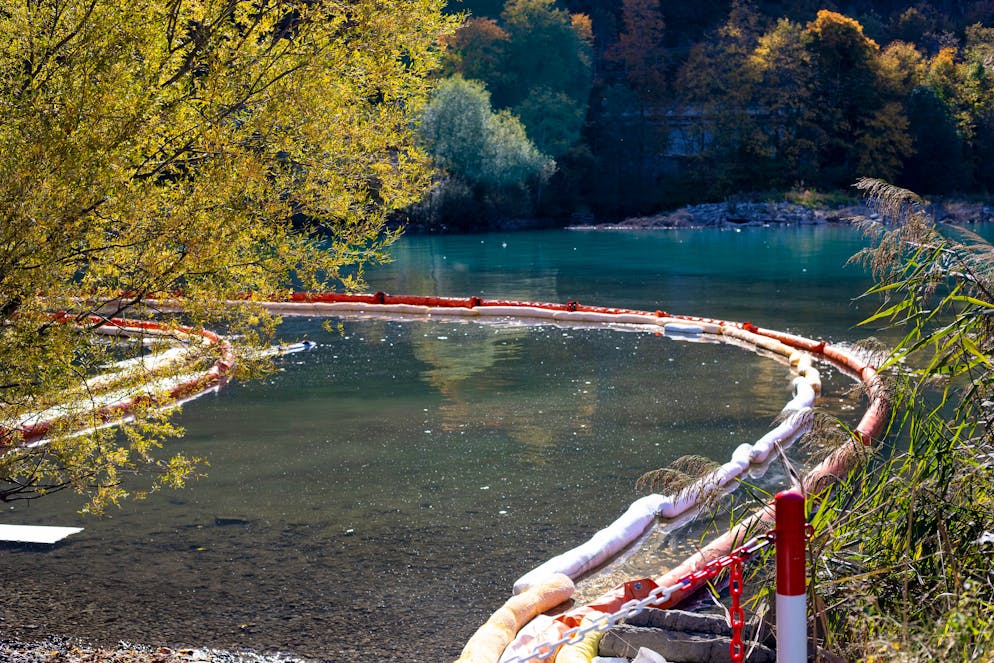 Diesel-Unfall in Meiringen BE. Zusätzlich wurden Ölsperren eingerichtet.