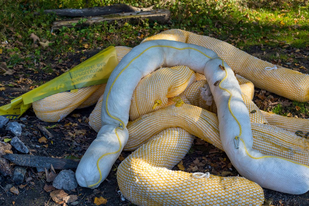Diesel-Unfall in Meiringen BE. Die Ölvliese wurden mit solchen Schlangen auf dem Kanal verteilt.