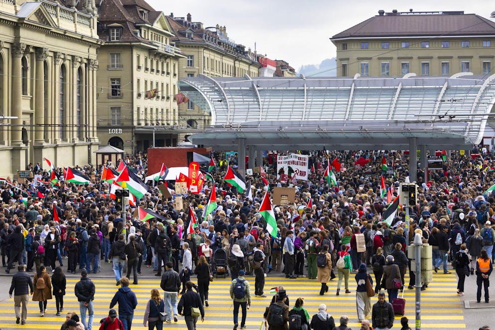 Berna proteste pro Palestina. Il corteo è partito dalla stazione ferroviaria di Berna. 