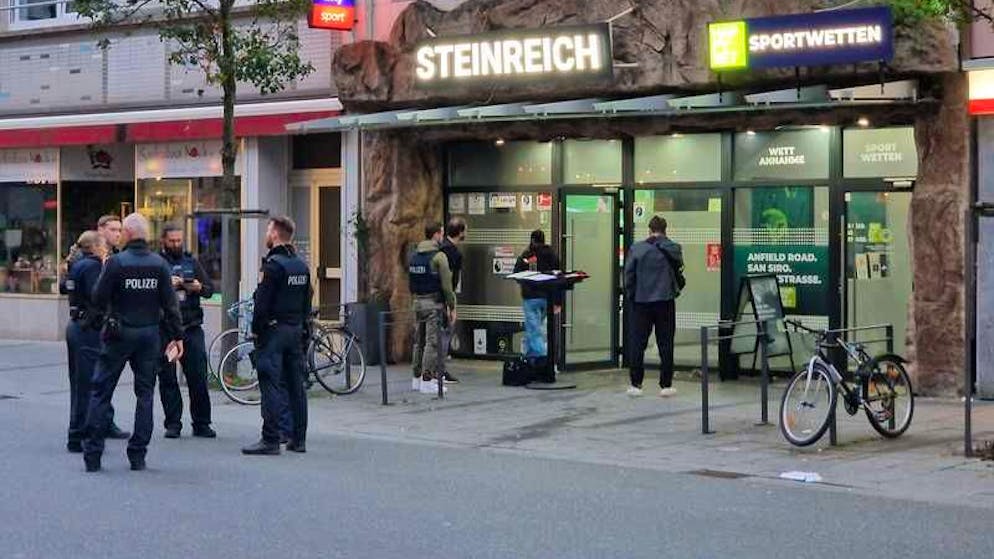 Polizeibeamte stehen auf dem Marktplatz in Giessen. 