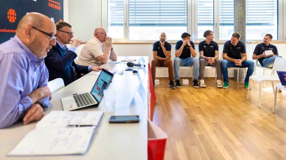 Swiss Basketball discusses its plans in Fribourg with outgoing CEO Erik Lehmann, President Andrea Siviero and Lehmann's successor Daniel Goethals