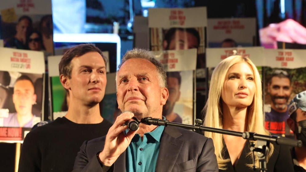 Witkoff fiancheggiato da Jared Kushner e Ivanka Trump.