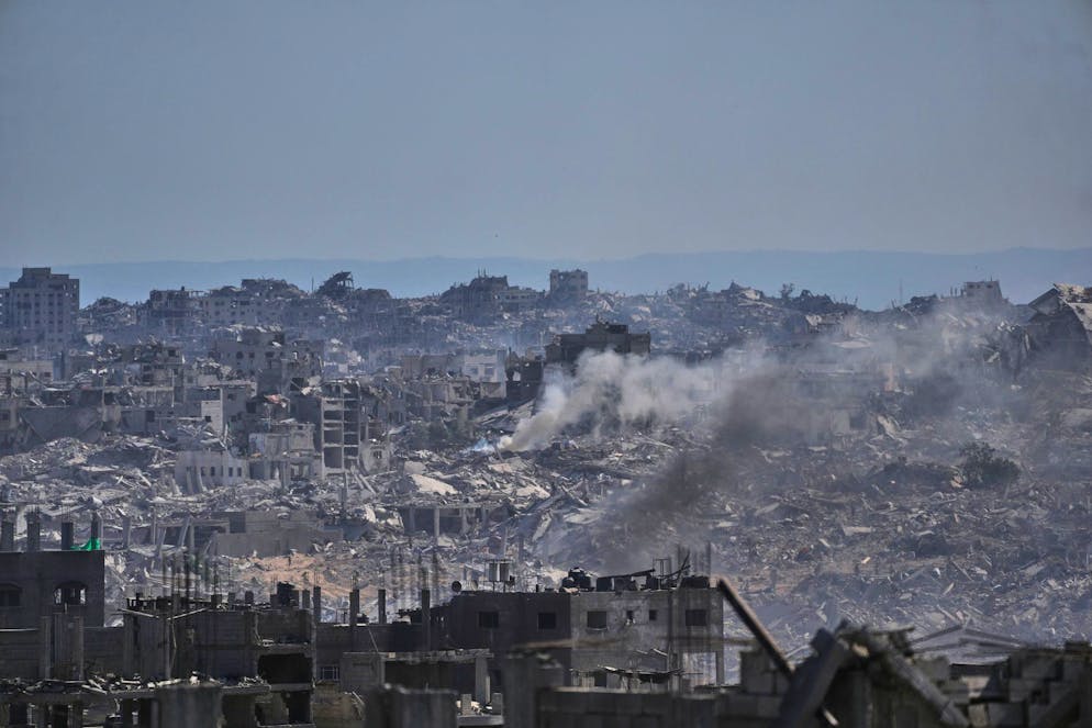 De la fumée s’élève au-dessus d’un quartier lourdement endommagé de Gaza-ville, samedi 11 octobre 2025.
