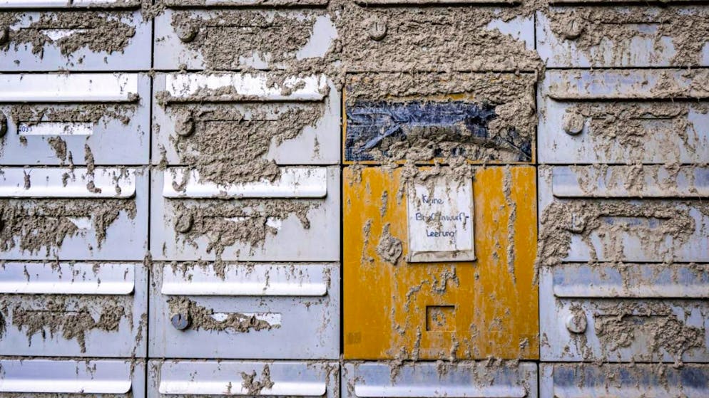 Blatten: les maisons épargnées nettoyées par plus de 70 bénévoles - Gallery. La boue recouvre les boîtes aux lettres de la Poste dans le hameau de Weissenried, proche du village de Blatten.