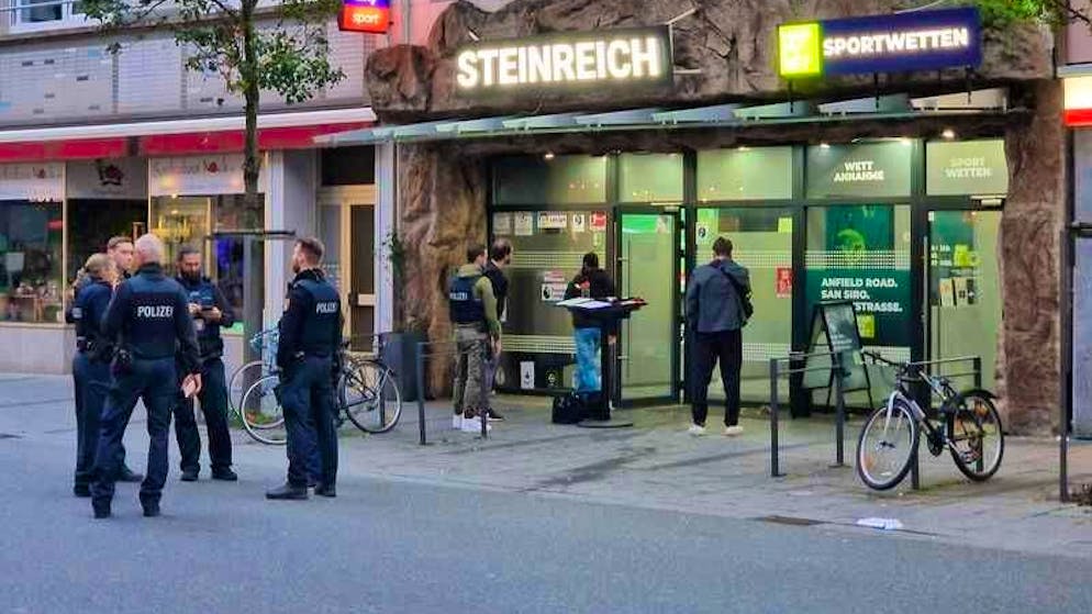 Police officers stand on the market square in Giessen.