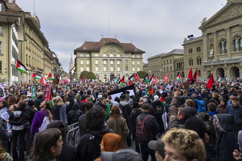 Berna proteste pro Palestina. I manifestanti hanno poi raggiunto Bundesplatz.