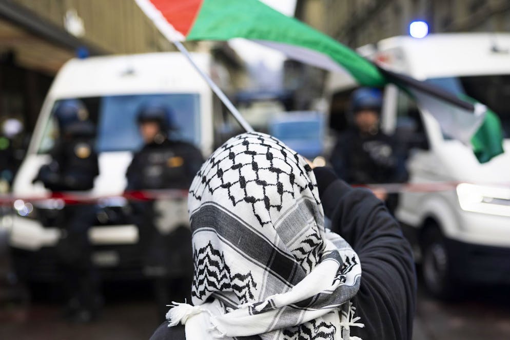 Berna proteste pro Palestina. La presenza della polizia sul posto era massiccia: vi erano anche corpi di intervento provenienti da altri Cantoni.