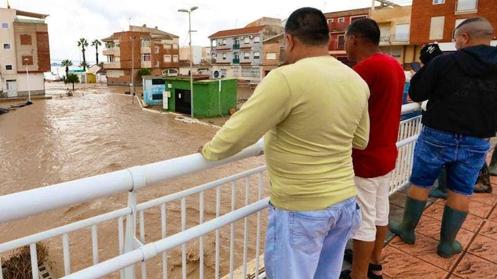 In just twelve hours, more than 150 liters per square meter fell in the coastal town of Los Alcázares, causing canals and wadis such as La Maraña to collapse and the Postrasvase canal to overflow.