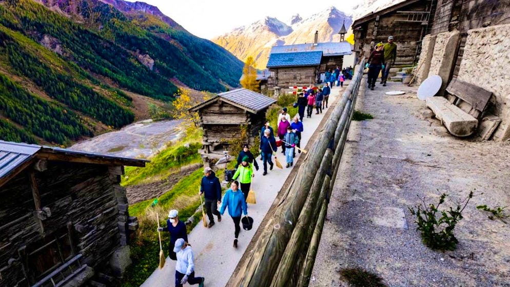 Volunteers clean Weissenried after landslide in Blatten VS - Gallery. Over 70 volunteers and local residents traveled to the Lötschental on Saturday to clean the hamlet of Weissenried.