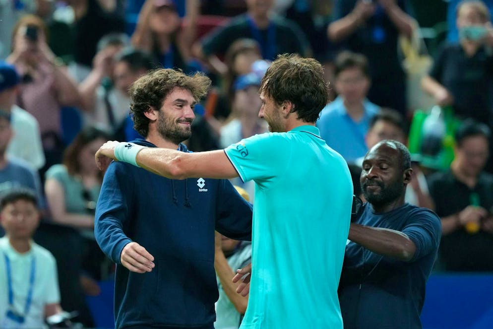 Valentin Vacherot (l.) meets his cousin Arthur Rinderknech (r.) in the Masters final in Shanghai on Sunday.