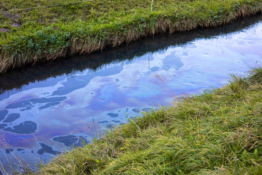 Diesel-Unfall in Meiringen BE. Auf über vier Kilometer Länge war ein Ölfilm zu erkennen.