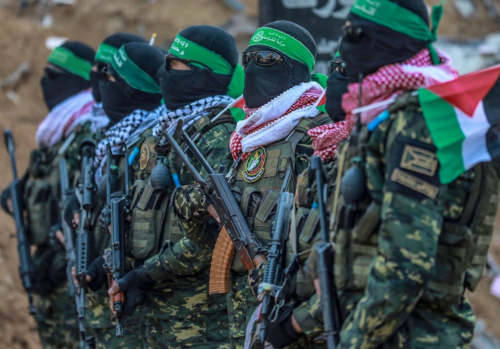 Des combattants armés des brigades Ezzedine Al-Qassam, la branche militaire du Hamas, au nord de la bande de Gaza, le 30 janvier 2025.