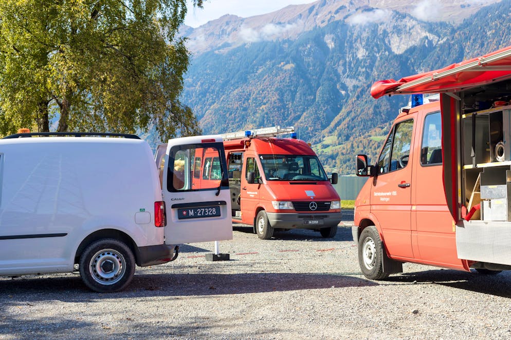 Diesel-Unfall in Meiringen BE. Feuerwehrleute und das Militär waren vor Ort.
