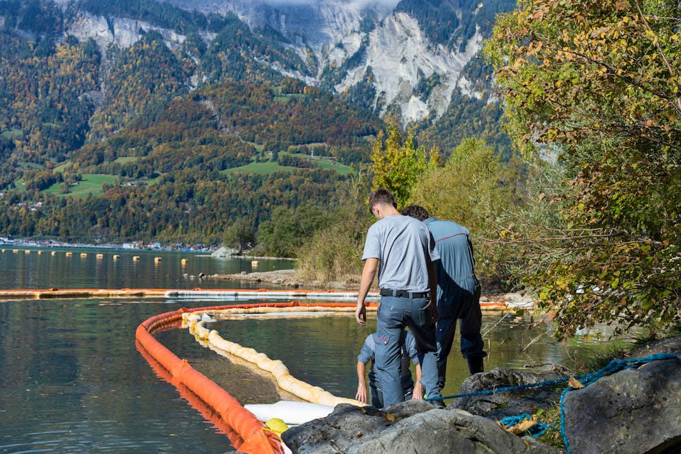 Diesel-Unfall in Meiringen BE. Feuerwehrleute ersetzten regelmässig die Ölvliese, die den Diesel aus dem Wasser entfernen.