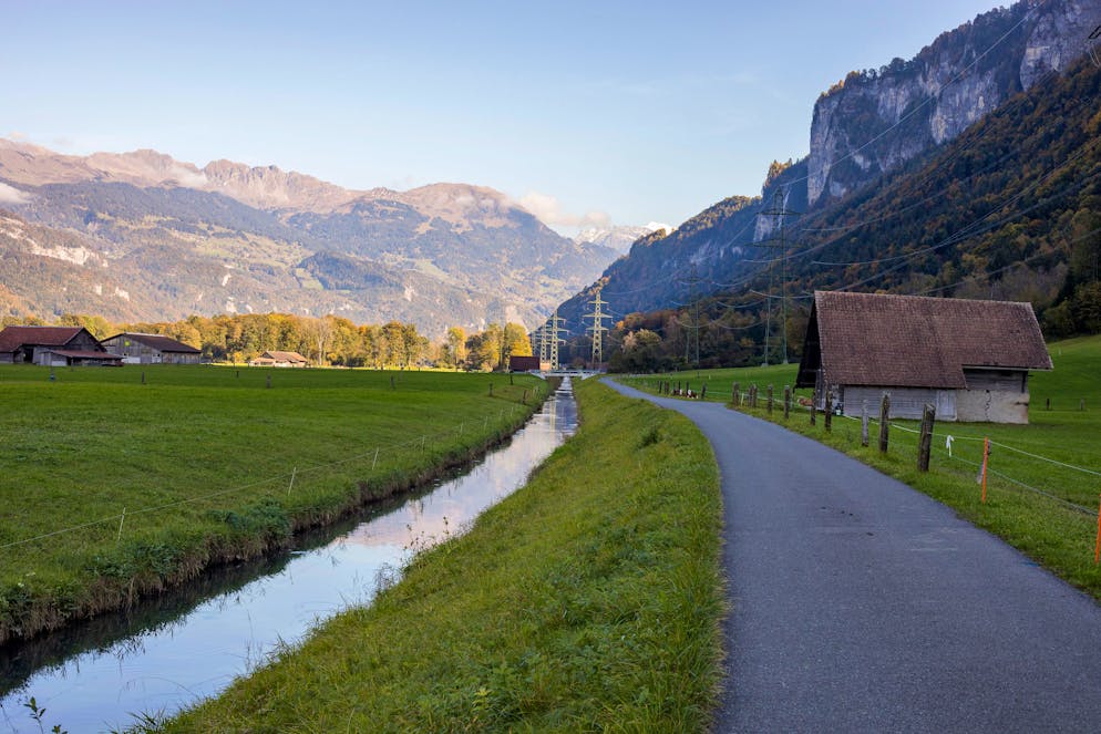 Diesel-Unfall in Meiringen BE. Der Oltschibach fliesst entlang einer Landwirtschaftszone.