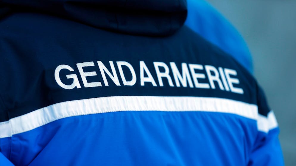 Enquête pour meurtre. France: voiture calcinée, du sang partout et «sur un canapé, un corps sans vie»