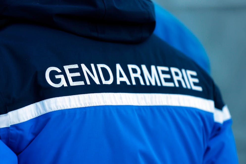 Les gendarmes se sont rendus sur place après avoir découvert vers 05H00 du matin dimanche un véhicule «calciné sur la route départementale D3 entre les communes de Voutezac et d'Objat»