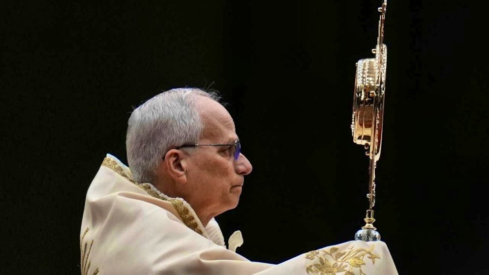 Pope Leo XIV stands at a rosary prayer for peace in St. Peter's Square. Photo: Gregorio Borgia/AP/dpa/Archive