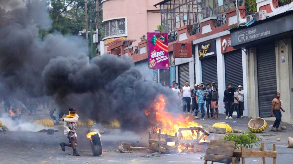 ARCHIV - Demonstration in Madagaskar. Foto: Mamyrael/AP/dpa/Archiv