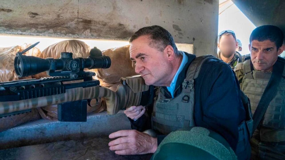 HANDOUT - Israels Verteidigungsminister Israel Katz bei einem Truppenbesuch. Foto: Ariel Hermoni/Verteidigungsministerium/dpa/Archiv - ACHTUNG: Nur zur redaktionellen Verwendung im Zusammenhang mit der aktuellen Berichterstattung und nur mit vollständiger Nennung des vorstehenden Credits