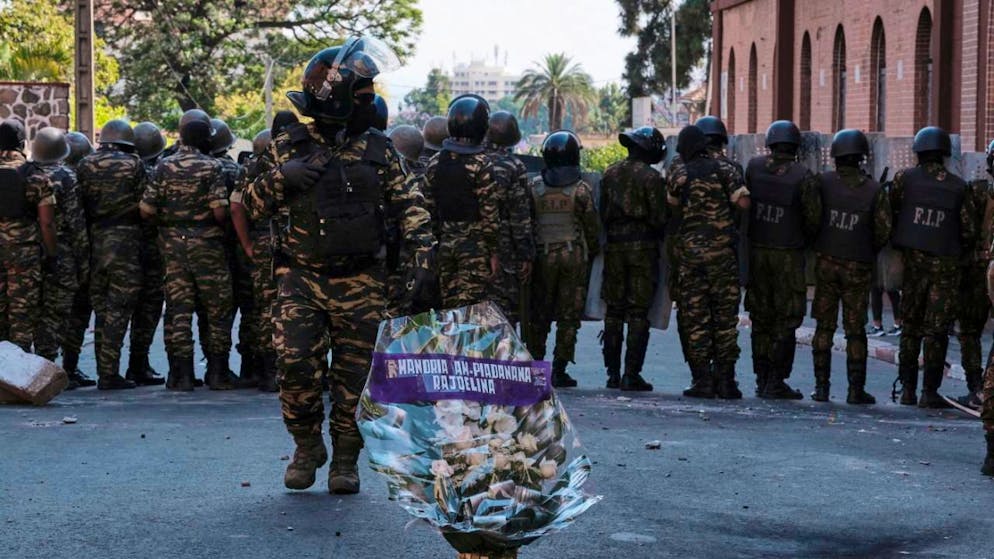 Des soldats malgaches ont rejoint samedi les milliers de manifestants dans les rues d'Antananarivo, appelant les forces de sécurité à "refuser les ordres de tirer" sur la population et condamnant la répression policière récente.