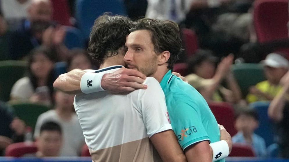 Herzliche Umarmung der Cousins: Valentin Vacherot (li) gewinnt mit einem Finalsieg gegen Arthur Rinderknech sensationell das Masters-1000-Turnier in Schanghai