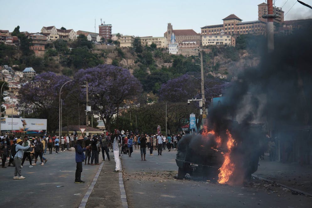 Une unité de l'armée malgache, qui a appelé à la désobéissance, a dit dimanche prendre le contrôle de l'armée dans un pays secoué par des manifestations antigouvernementales, le président Andry Rajoelina ayant dénoncé une «tentative de prise de pouvoir illégale».