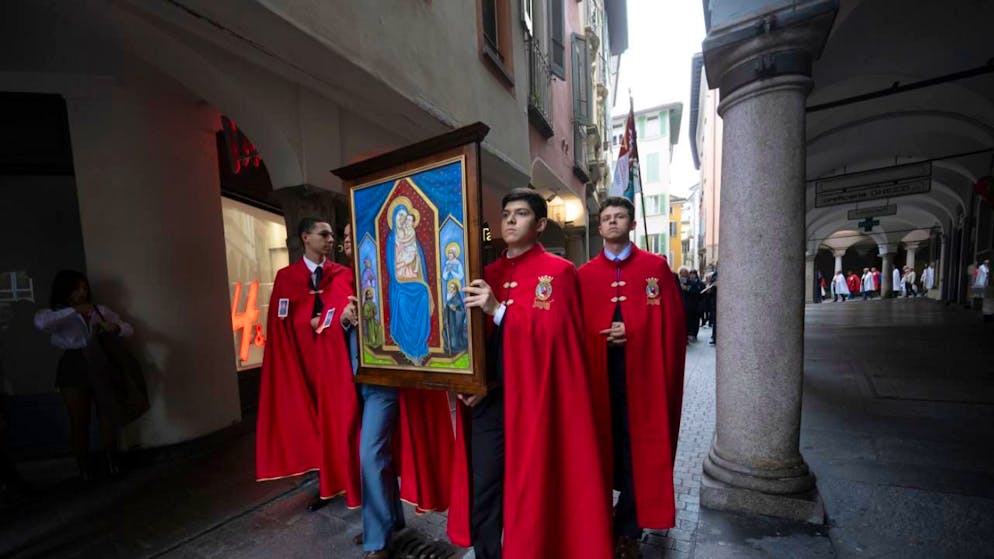 In feierlicher Prozession zogen die katholischen Bruderschaften durch Lugano.