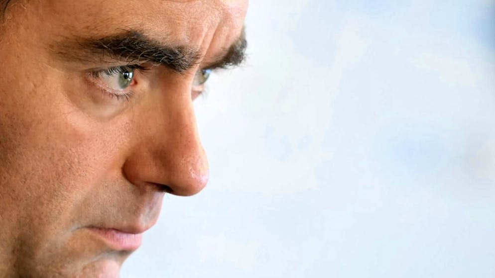 La France traverse une interminable période d'instabilité politique depuis la dissolution de l'Assemblée nationale en juin 2024 par le président Emmanuel Macron, qui a abouti à une chambre sans majorité et à une succession de quatre Premiers ministres, dont le dernier en date, Sébastien Lecornu.