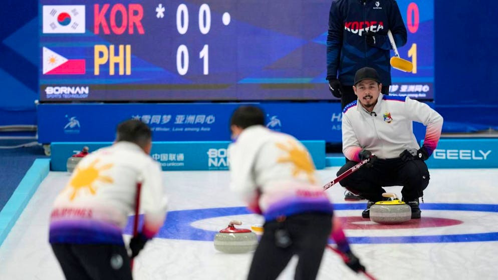 Skip Marc Pfister (rechts) und seine Equipe dürfen weiter an die Olympia-Qualifikation glauben