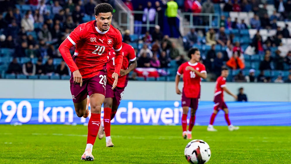 Zachary Athekame stand am Freitag noch für die U21-Nati auf dem Platz, jetzt ist er erstmals bei der A-Nati dabei.