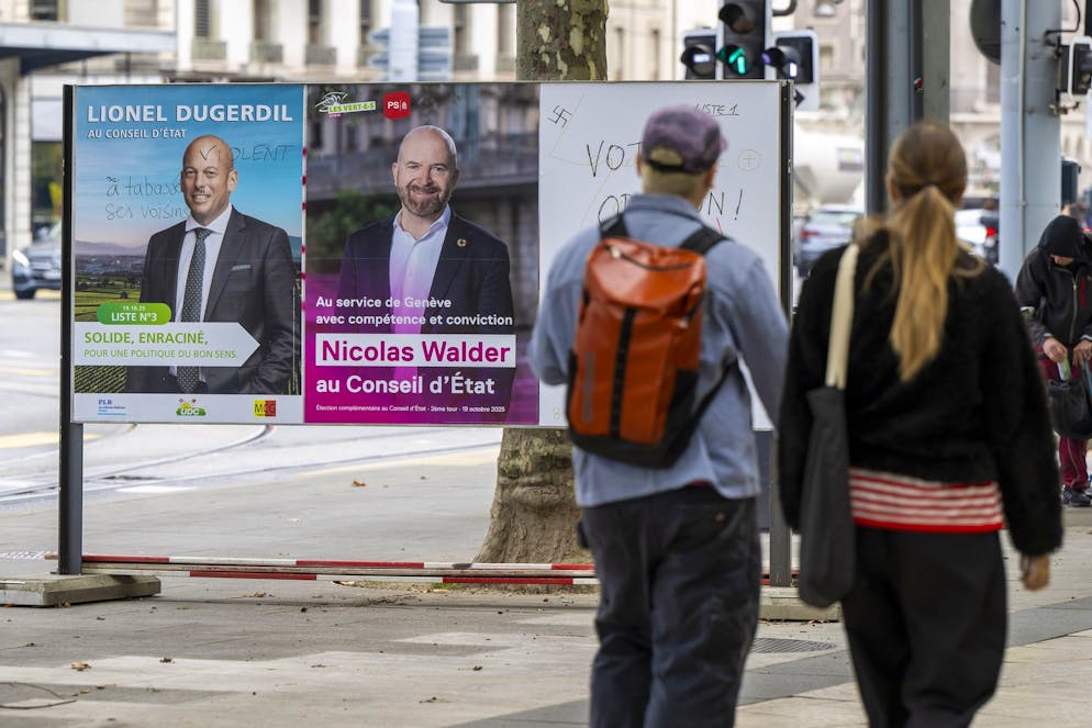 Des personnes passent devant les affiches des candidats pour le second tour de l'élection complémentaire d'un membre du Conseil d'Etat, avec les portraits sur les affiches de Nicolas Walder Les Verts - Les Socialistes et de Lionel Dugerdil UDC - PLR - MCG, ce vendredi 10 octobre 2025 a Genève.