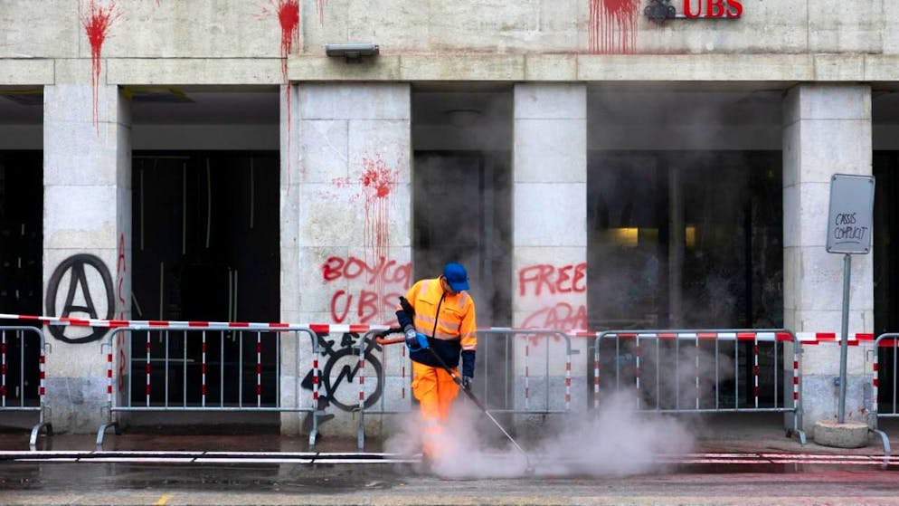 «Violences excessives». Manif à Berne: 18 policiers blessés, des millions de dégâts matériels