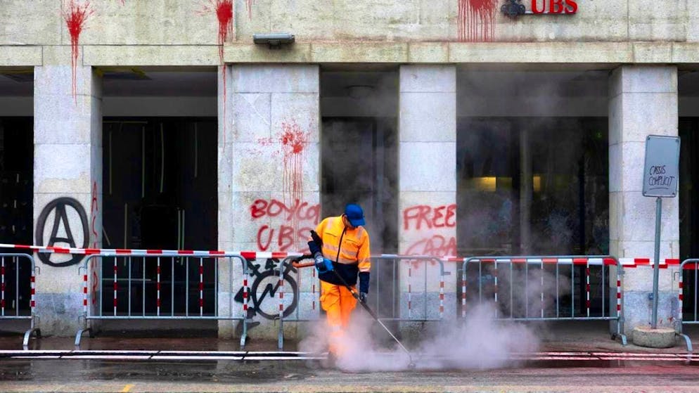 Bern the day after: An employee of the city cleaning service cleans the sidewalk in front of UBS with water vapor.
