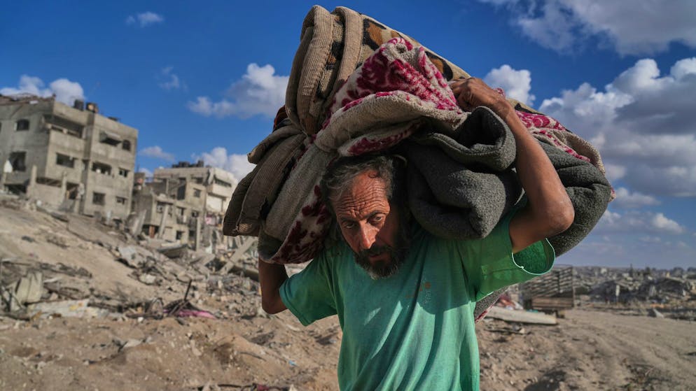 Medio Oriente. I bulldozer scavano, i primi mercati riaprono: Gaza prova a ripartire, tra fame e distruzione