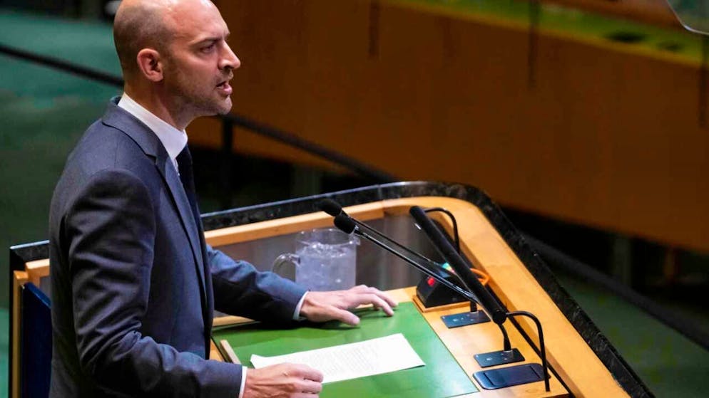 ARCHIV - Jean-Noël Barrot, französischer Minister für Europa und auswärtige Angelegenheiten, spricht während einer hochrangigen internationalen Konferenz zur friedlichen Beilegung der Palästina-Frage und zur Umsetzung der Zwei-Staaten-Lösung im Hauptquartier der Vereinten Nationen. Barrot bleibt französischer Außenminister. Foto: Adam Gray/FR172090 AP/dpa