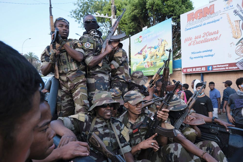 Des soldats malgaches interviennent lors d'une manifestation antigouvernementale à Antananarivo, Madagascar, le 11 octobre 2025. Certains soldats malgaches ont rejoint les manifestations dites « Gen Z », déclarant qu'ils refuseraient tout ordre de tirer sur les manifestants.