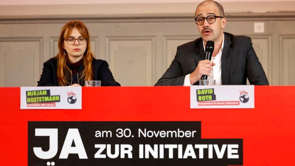 Il testo promosso dalla Gioventù socialista (GISO) prevede un'imposta del 50% sulle successioni superiori a 50 milioni di franchi per finanziare misure climatiche. Nell'immagine, la conferenza stampa della GISO dello scorso 9 ottobre a favore dell'iniziativa.