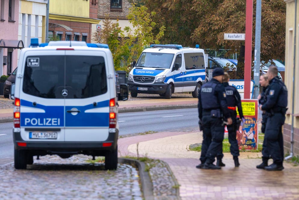 Die Beamten befragen Anwohner.