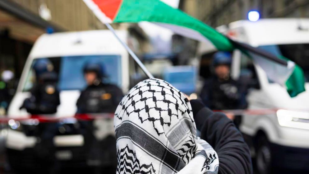 Le forze dell'ordine hanno avuto 18 feriti.