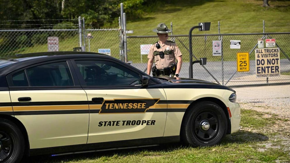 Ein Polizist des Bundesstaates Tennessee steht am Eingang des Sprengstoffwerks Accurate Energetic Systems Wache. Foto: John Amis/FR69715 AP/AP/dpa