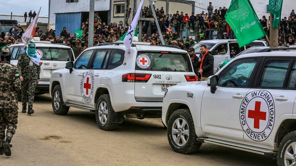 ARCHIV - Autos des Internationalen Roten Kreuzes stehen im Gazastreifen bereit. Foto: Abed Rahim Khatib/dpa/Archivbild