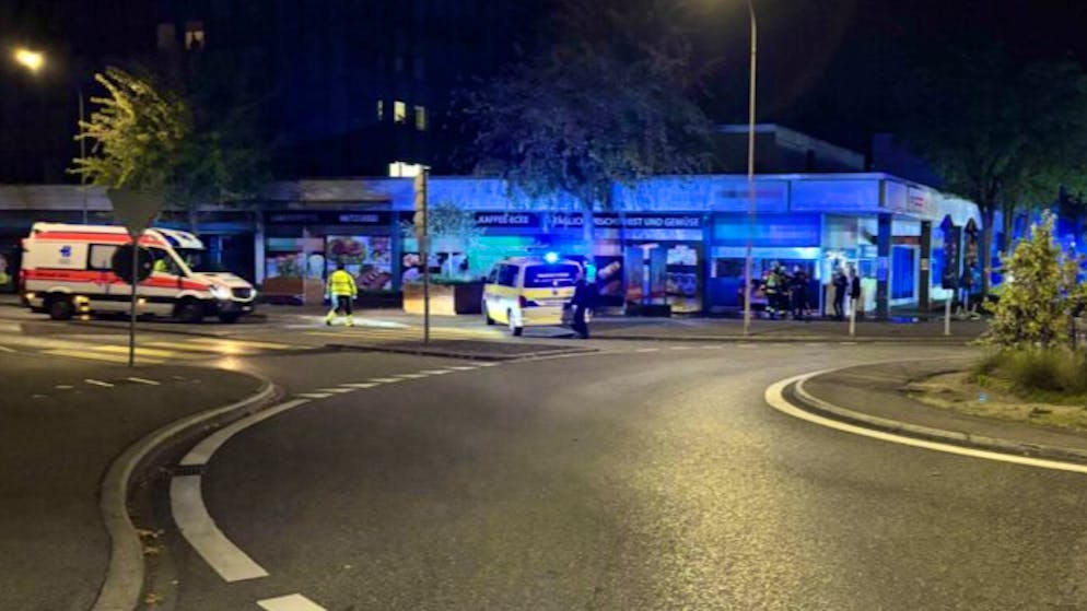 Nuit agitée en Argovie. Accident spectaculaire : il tente d’échapper à la police et finit sa course dans un magasin