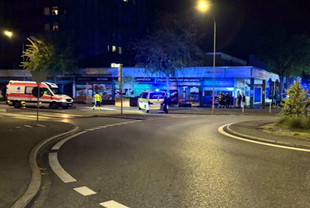 Der Mann landete mit seinem Opel im Laden. 